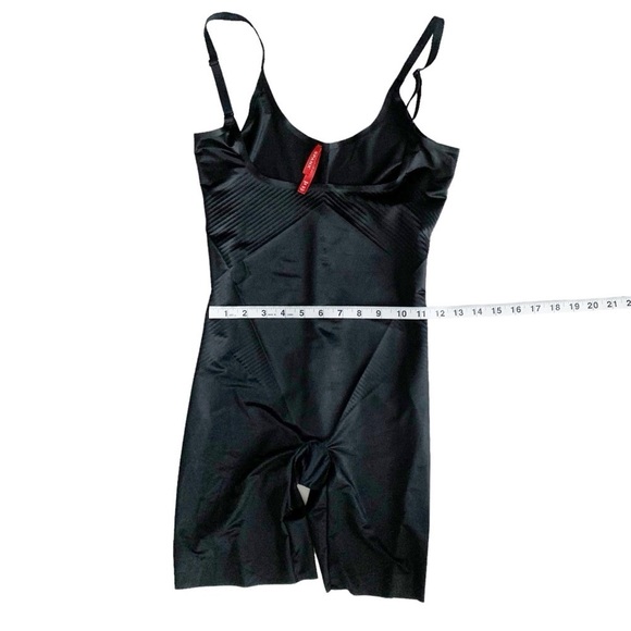 SPANX Thinsticts 2.0 Open Bust Mid Thigh Bodysuit! - Picture 3 of 7